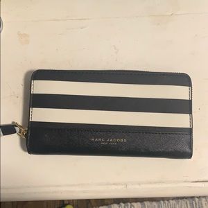 Saffiano Continental Wallet - Marc Jacobs